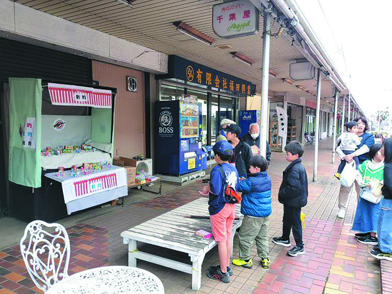 千葉　佐倉　ワーカーズコープ中志津　第４回こどもまつり、商店街で　普段の静けさと打って変わり　子どもたちの笑顔